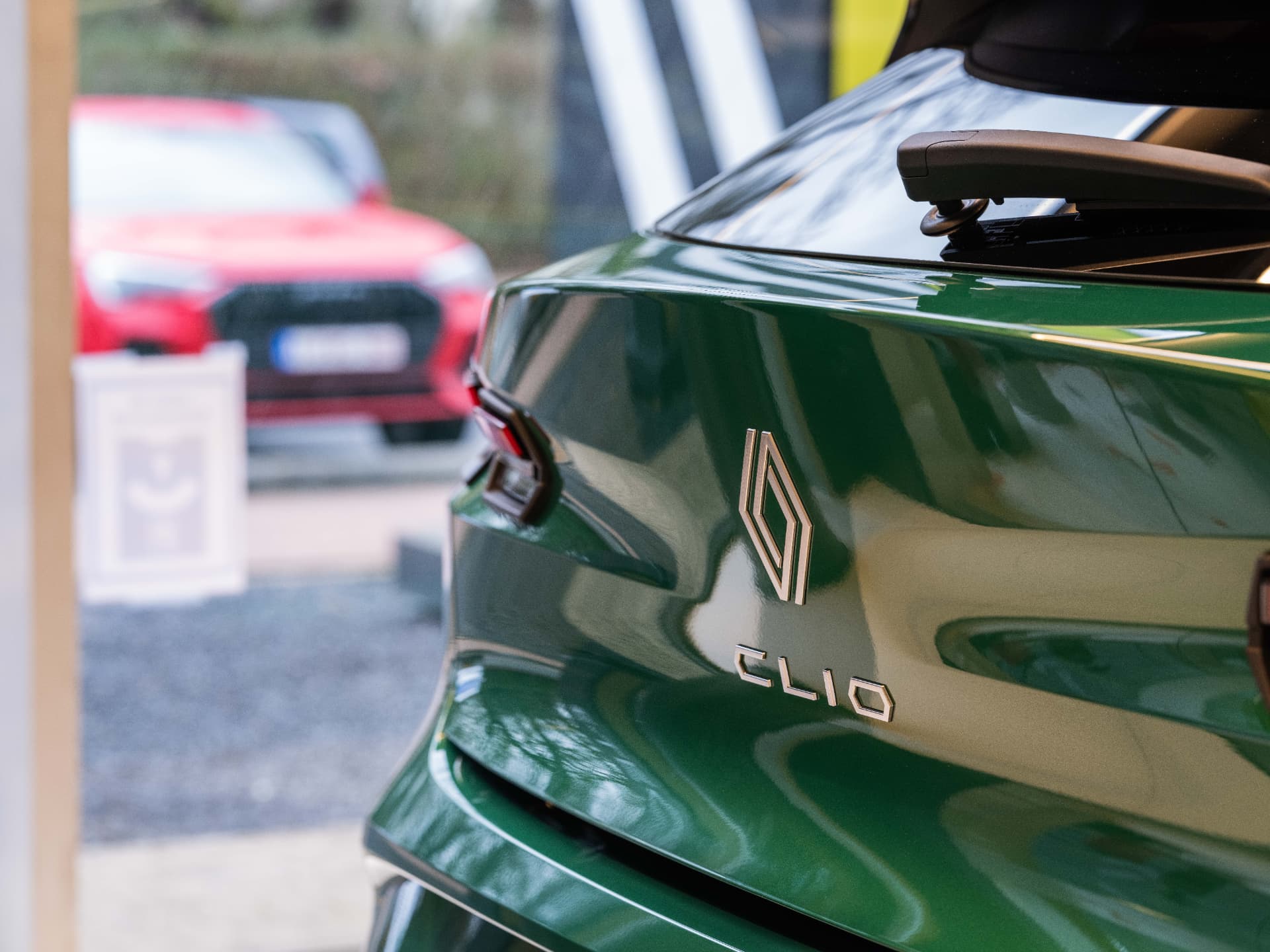 Groene Renault Clio bij Rema Cars in Maasmechelen