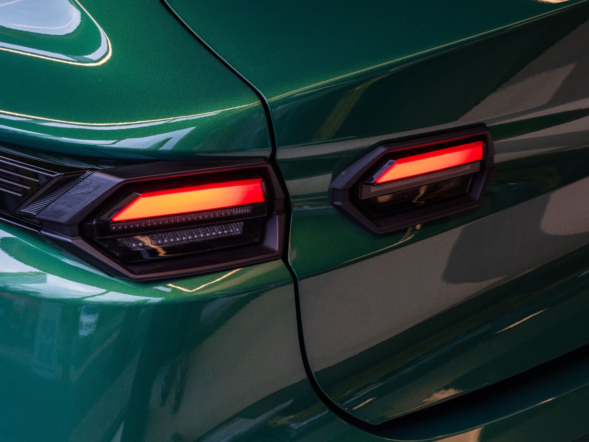 Achterlicht van een groene Renault Clio
